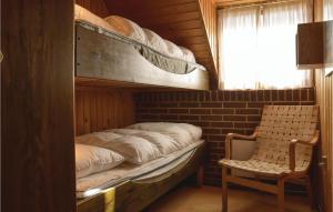 Klegodにある3 Bedroom Lovely Home In Ringkbingの二段ベッド1組と椅子1脚が備わります。