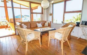 salon z kanapą, stołem i krzesłami w obiekcie Amazing Home In Hvide Sande With Kitchen w mieście Hvide Sande