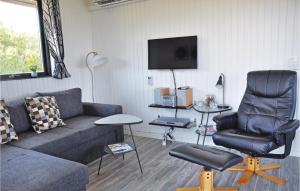 AsserballeskovにあるAwesome Home In Augustenborg With 1 Bedrooms And Wifiのリビングルーム(ソファ、椅子付)