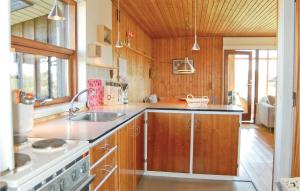 Kuchyň nebo kuchyňský kout v ubytování Holiday Home Tingodden Ix