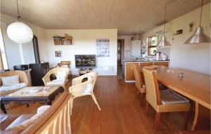 Kuchyň nebo kuchyňský kout v ubytování Holiday Home Tingodden Ix