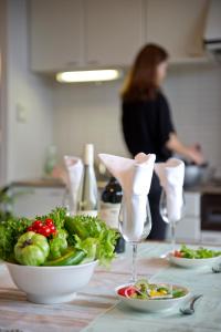 een tafel met kommen groenten en wijnglazen bij Izumigo AMBIENT Izu-Kogen Condominium in Ito