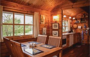 comedor con mesa en una cabaña de madera en Amazing Home In Knebel With 2 Bedrooms And Wifi, en Knebel