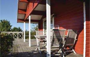 un porche con 2 sillas y una mesa en una casa en Amazing Home In Knebel With 2 Bedrooms And Wifi, en Knebel