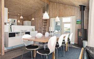 ロッケンにあるNice Home In Lkken With 4 Bedrooms, Sauna And Wifiのダイニングルーム(木製テーブル、椅子付)