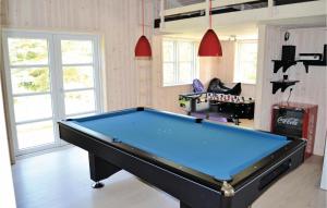 pokój bilardowy z niebieskim stołem bilardowym w obiekcie Amazing Home In Sby With Indoor Swimming Pool w mieście Nordost
