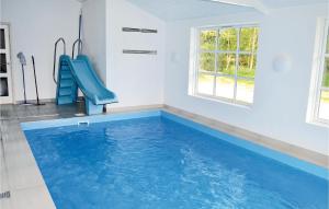 Bassenget på eller i nærheten av Amazing Home In Sby With Indoor Swimming Pool