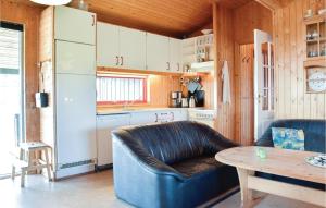 Nhà bếp/bếp nhỏ tại Three-Bedroom Holiday Home In Ringkobing