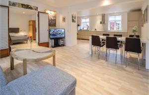 uma sala de estar com mesa e cadeiras e uma cozinha em Awesome Home In Bog By With Kitchen em Bogø By