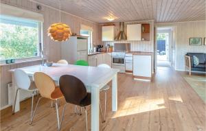 Fotografie z fotogalerie ubytování Three-Bedroom Holiday Home In Asperup v destinaci Asperup