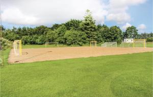 Instalaciones para jugar a tenis o squash en Studio Apartment In Logumkloster o alrededores