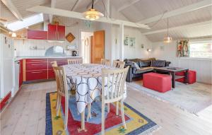 cocina y sala de estar con mesa y sillas en Awesome Home In Brenderup Fyn With House Sea View en Vedelshave