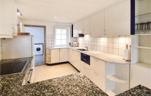 Ett kök eller pentry på Gorgeous Home In Haarby With Kitchen