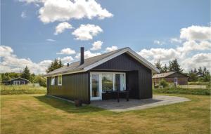 Sønder YdbyにあるNice Home In Thyholm With 3 Bedrooms And Wifiの大きな窓のある小さな黒い家