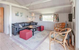 sala de estar con sofá y mesa en Awesome Home In Brenderup Fyn With House Sea View en Vedelshave