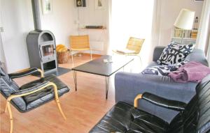 un soggiorno con un divano e un tavolo di Holiday Home Svenstibakkevej Frøstrup Xii a Lild Strand