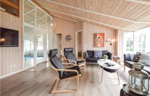 SønderbyにあるAwesome Home In Juelsminde With 4 Bedrooms, Sauna And Wifiのリビングルーム(ソファ、椅子、テーブル付)