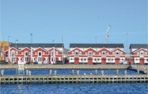 スケーエンにあるStunning Studio In Skagen With Wifiの水の横の赤い建物
