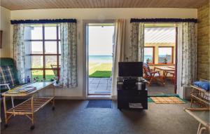 een woonkamer met uitzicht op de oceaan bij Beautiful Home In Otterup With Kitchen in Otterup