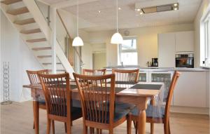 リンケビングにあるBeautiful Home In Ringkbing With 3 Bedrooms And Wifiのキッチン、ダイニングルーム(木製のテーブルと椅子付)