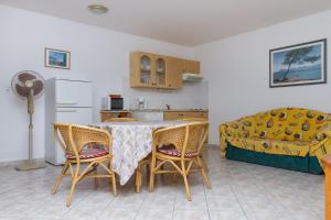 Zimmer mit einem Tisch, Stühlen und einem Bett in der Unterkunft Familia Apartment 100/3 in Balatonmáriafürdő