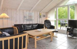Posezení v ubytování Holiday Home Rønnebærvangen Oksbøl Iv