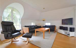 HejlsにあるNice Home In Hejls With 3 Bedrooms, Sauna And Wifiのリビングルーム(ソファ、テーブル、椅子付)