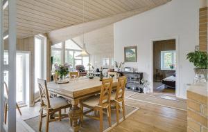 LoddenhøjにあるLovely Home In Aabenraa With Kitchenのキッチン、ダイニングルーム(木製のテーブルと椅子付)