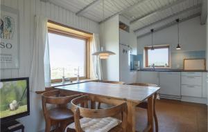 SlettestrandにあるVesterlienのキッチン(木製のテーブル、椅子付)