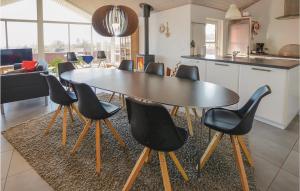 y cocina con mesa de comedor y sillas. en Pet Friendly Home In Augustenborg With Kitchen en Asserballeskov