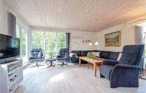 ThyholmにあるBeautiful Home In Thyholm With 3 Bedrooms And Wifiのリビングルーム(ソファ、椅子、テレビ付)
