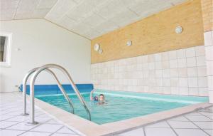 Lild StrandにあるNice Home In Frstrup With 4 Bedrooms, Sauna And Indoor Swimming Poolのスイミングプールでの水泳