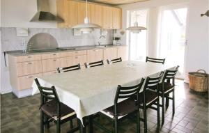 una cocina con una gran mesa blanca y sillas en Gorgeous Home In Frøstrup With Wifi, en Lild Strand