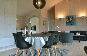 2 Bedroom Lovely Home In Jgerspris في Jægerspris: مطبخ وغرفة طعام مع طاولة وكراسي