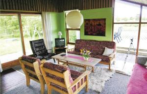 ヒアツハルスにあるAwesome Home In Hirtshals With 3 Bedrooms, Sauna And Wifiのリビングルーム(ソファ、テーブル付)