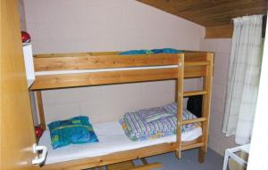 ヒアツハルスにあるAwesome Home In Hirtshals With 3 Bedrooms, Sauna And Wifiの二段ベッドが備わる小さな客室のベッド1台分です。