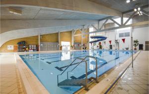 una gran piscina en un gran edificio en Skrbk Fritidscenter, en Skærbæk