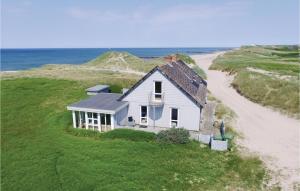 una pequeña casa al lado de una playa en 2 Bedroom Amazing Home In Lemvig, en Nørby