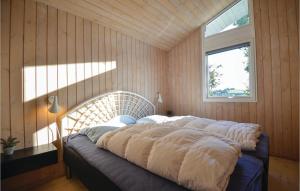 エーベルトフトにあるStunning Home In Ebeltoft With 3 Bedrooms, Sauna And Wifiの窓付きの客室の大型ベッド1台分です。