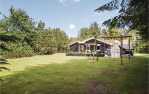 ブロックフスにあるHoliday Home Blokhus With Sauna 156の家庭遊び場