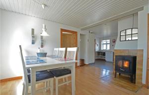 FrøstrupにあるAmazing Home In Frstrup With 4 Bedrooms And Wifiのキッチン、リビングルーム(テーブル、コンロ付)