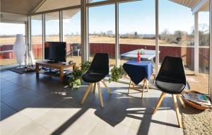 sala de estar con 2 sillas y mesa con TV en Pet Friendly Home In Augustenborg With Kitchen en Asserballeskov