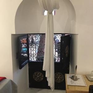 Una televisión o centro de entretenimiento en Riad Jnan El Cadi