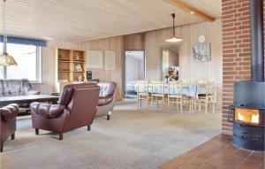 un soggiorno con camino e una sala da pranzo di Holiday Home Wolle Friks Vej Ringkøbing Denm a Søndervig