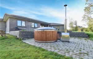 HesselagerにあるFour-Bedroom Holiday Home In Hesselagerの庭のガゼボ付き家
