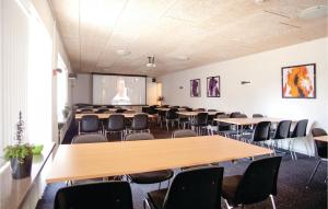 einen Konferenzraum mit Tischen, Stühlen und einem Moderator in der Unterkunft Lukaf in Thyborøn