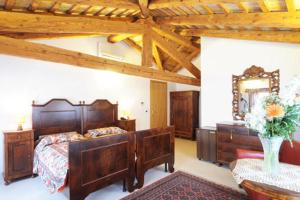 a large bedroom with a bed and a mirror at Stella d'Oro in Marano Lagunare