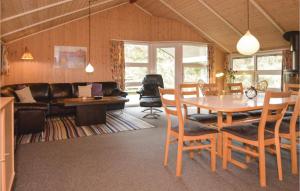 - un salon avec une table et un canapé dans l'établissement Amazing Home In Blvand With Kitchen, à Blåvand