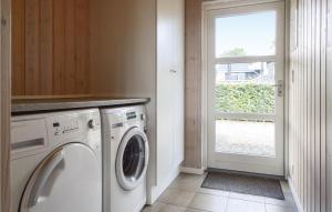 uma lavandaria com uma máquina de lavar roupa e uma janela em Gorgeous Home In Haderslev With Sauna em Kelstrup