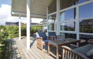 - une terrasse couverte avec une table et des chaises en bois dans l'établissement Gorgeous Home In Haderslev With Sauna, à Kelstrup